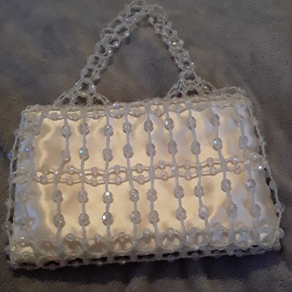 Beaded hand bag. Look old but not sure. Off white
